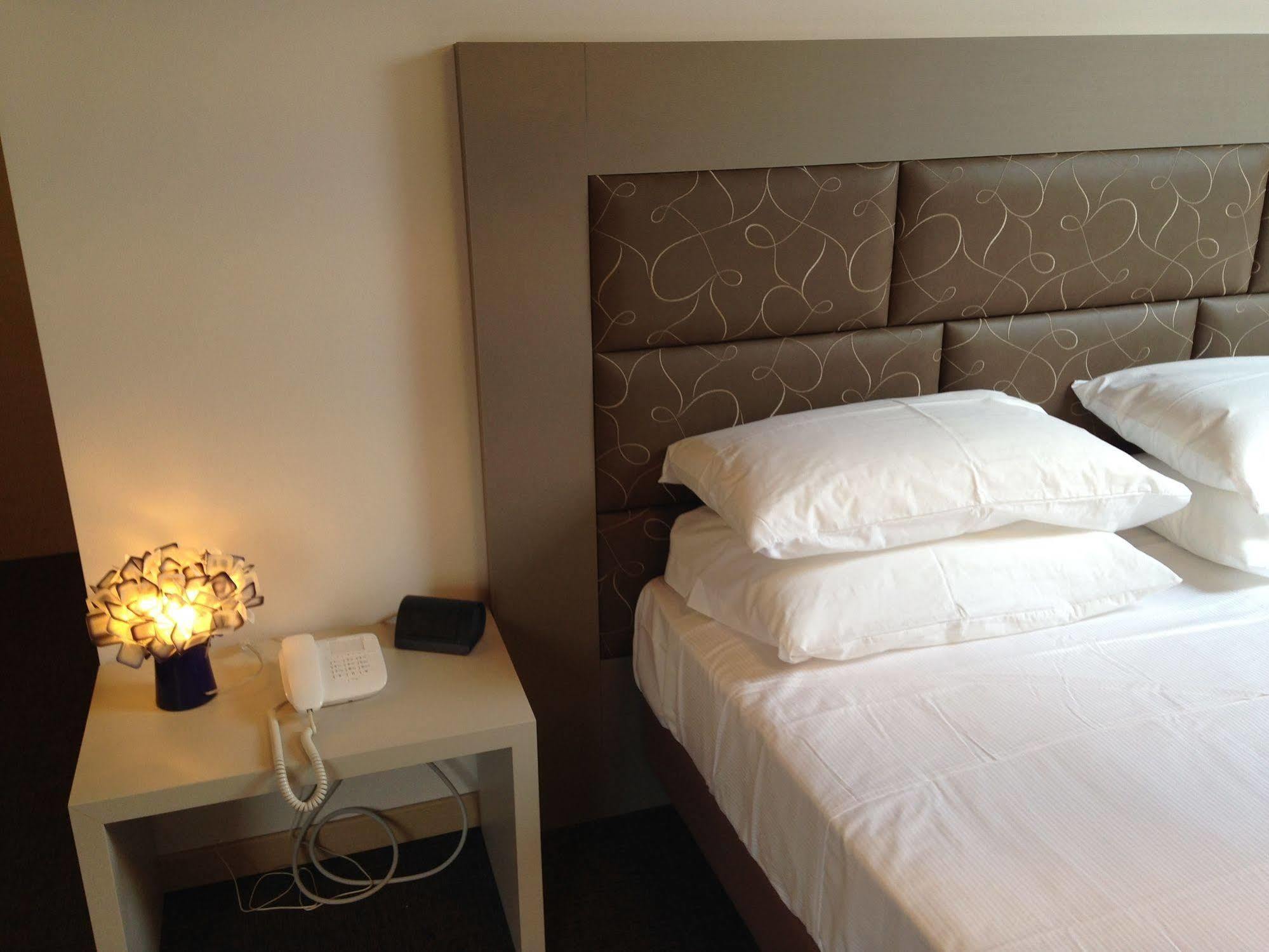 Hotel Don Abbondio Lecco Dış mekan fotoğraf
