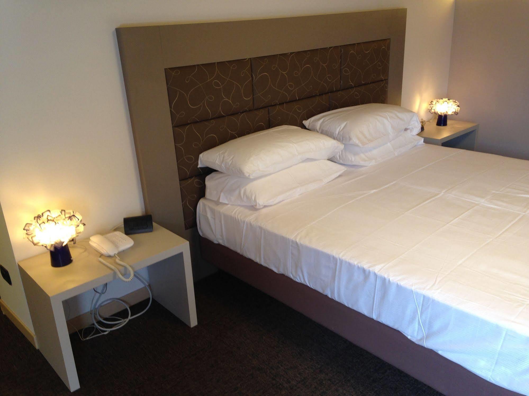 Hotel Don Abbondio Lecco Dış mekan fotoğraf