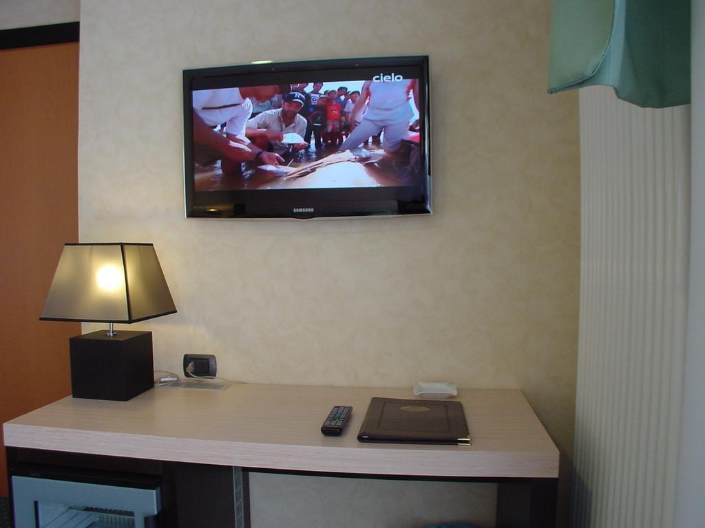 Hotel Don Abbondio Lecco Dış mekan fotoğraf