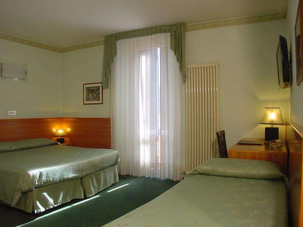 Hotel Don Abbondio Lecco Oda fotoğraf