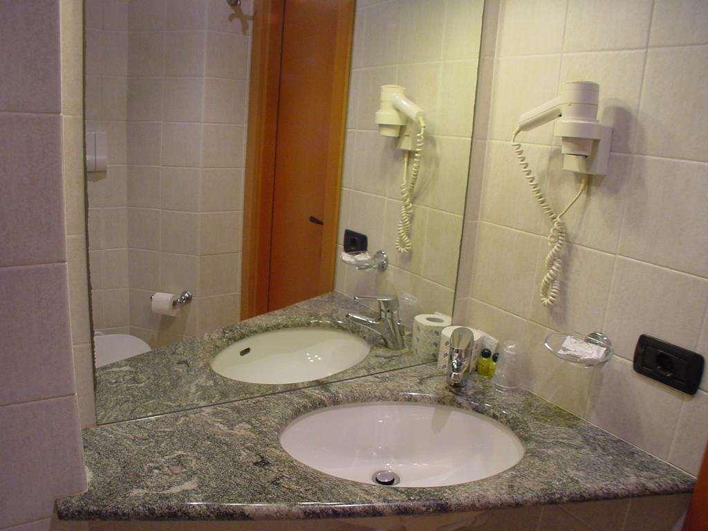 Hotel Don Abbondio Lecco Oda fotoğraf