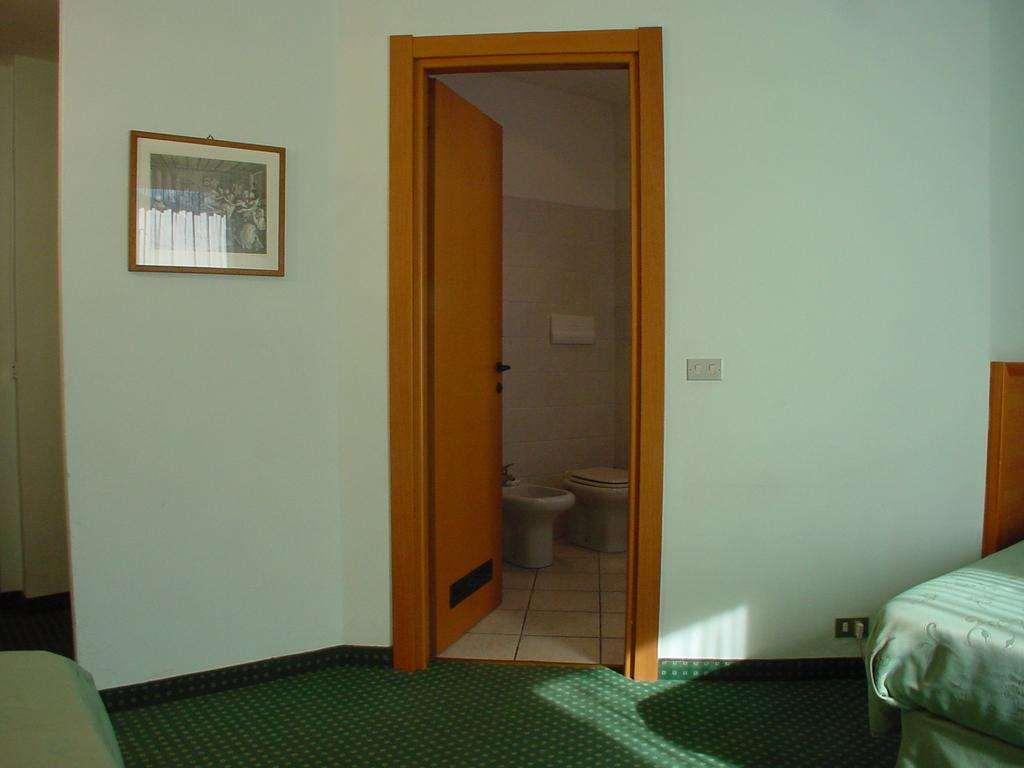 Hotel Don Abbondio Lecco Oda fotoğraf